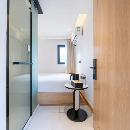 Lucky Hotel(Shanghai People's Square Metro Station Nanjing Road Pedestrian Street Hotel)