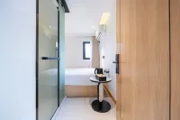Lucky Hotel（Shanghai People's Square Metro Station Nanjing Road Pedestrian Street Hotel）