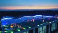 Hubei Natural Mountain Logde Resort Hotel. Hotels in Hong'an