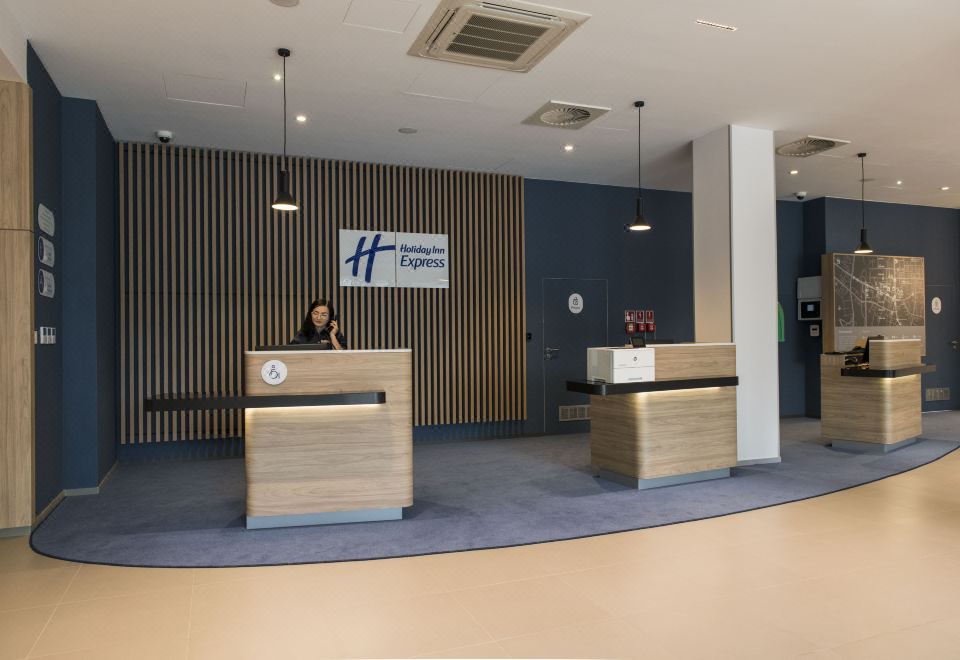 2. 홀리데이 인 익..