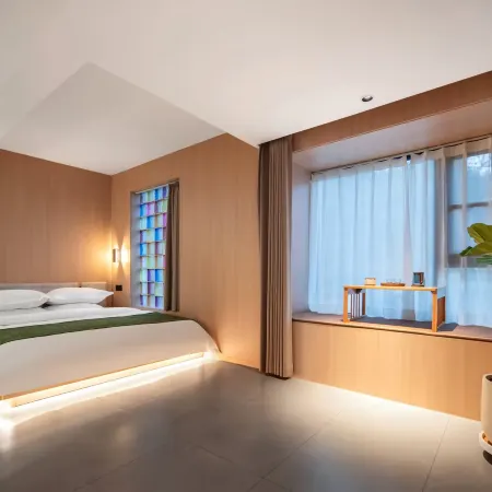 Floral Hotel·Luanchuan Guanshan Moon Homestay (Laojunshan Zhongling Cableway Store)