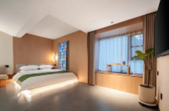 Floral Hotel·Luanchuan Guanshan Moon Homestay (Laojunshan Zhongling Cableway Store)