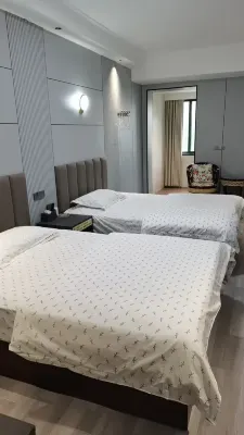 Honghu Huaqingchi Jingchen Hotel Hotels near Honghu Eco-Tourism Scenic Area