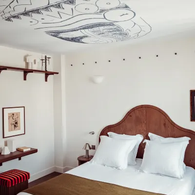 Hotel des Académies et des Arts Hotel berhampiran Stesen Metro Vavin