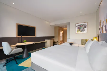 Holiday Inn & Suites Vientiane Отели рядом с достопримечательностью «Statue of Fa Ngum»