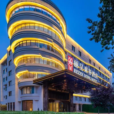 Rezen Dong Hotel (Baodingshi Chaoyang Beidajie Baobai Shopping Plaza) Hotels near Tongmeng World