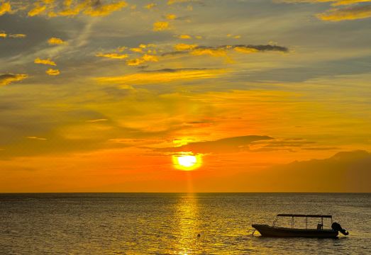 Coco Sunset Beach Resort 야경