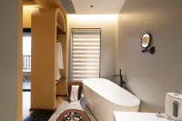 구유 시즌스 · 시크릿 오아시스 디자이너 풀 & 가든 리트리트 (왕시안 밸리 지점)