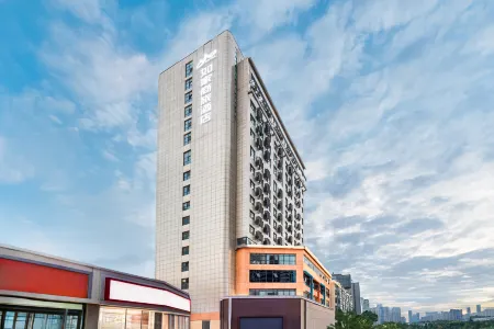 Homeinn Selected Hotel (Shijiazhuang Xinbai Square Wanlimiao Pedestrian Street) Отели рядом с достопримечательностью «Shijiazhuang Vocational Technology Institute»