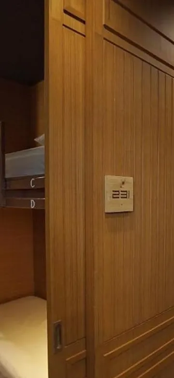 เตียงในห้องพักรวมหญิงแบบ 4 เตียง