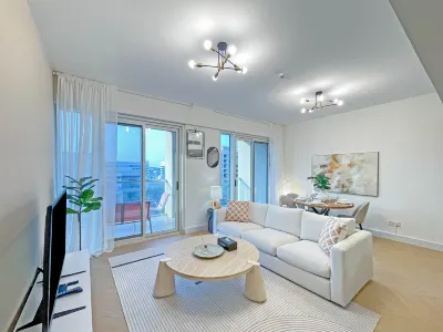 bnbme | Golf Course & Lake View Apt – Prime Stay  호텔