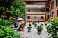 Jiuzhaigou Qingxin Yayuan Homestay Отели в г. Цзючжайгоу