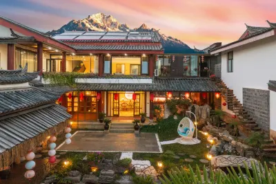May Tea Lodge.美棲樂居·雪山觀景新中式度假庭院（束河古鎮店） 麗江體育中心綜合館附近的飯店