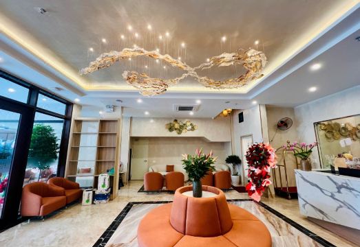 블루 스카이 노이 바이 호텔 & 풀