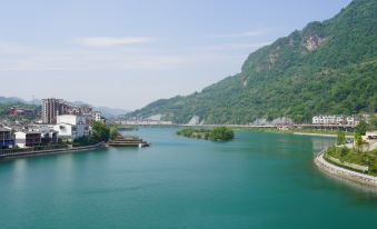 Qingjiang Holiday Hotel