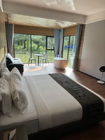 Flower Field Resort PEKAH SDN BHD周辺のホテル