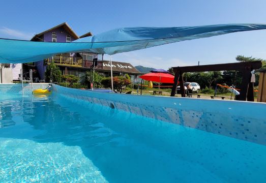 깔끔하게 정리된 펜션 침실