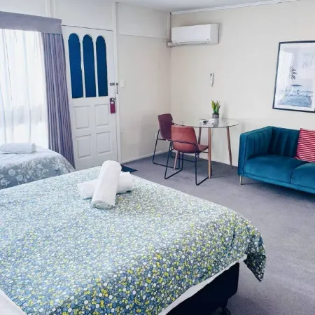 Merivale Court Large Studio-Unit 2 Отели рядом с достопримечательностью «Папани»