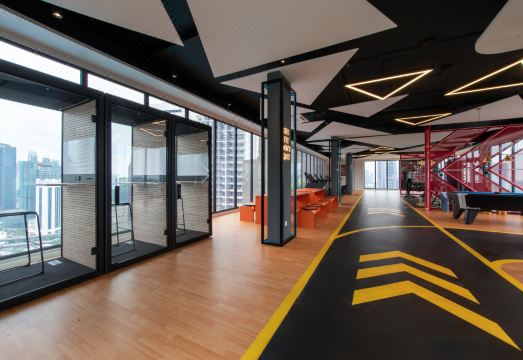 트윈타워가 보이는 인피니티 풀 전경