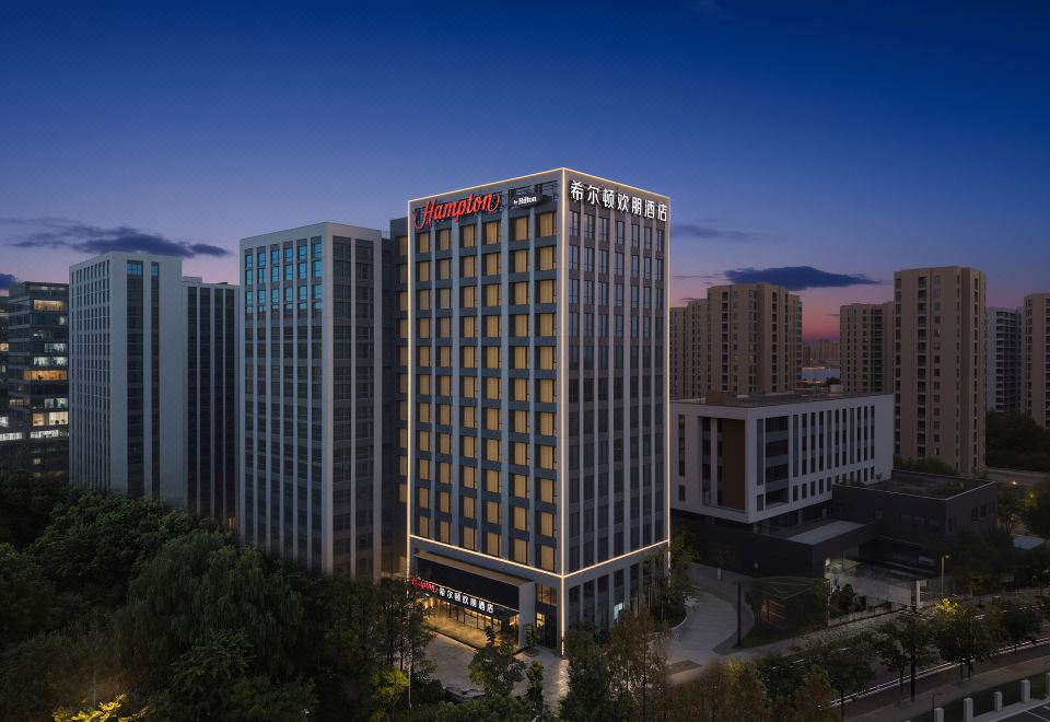 Hampton by Hilton Shangcheng Jiubao Passenger Terminal의 현대적인 디자인의 객실 이미지