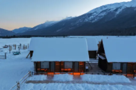 森脈設計師咖啡民宿(喀納斯景勝地) カナストゥワ村周辺のホテル