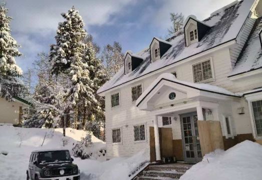 HAKUBA UNNTYOU의 모던한 객실 내부