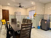 Seremban Spacious Family Stay-BBQ-Billiard-Karaoke- 4R3B (11-18 pax) - Mountain view