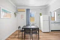 Comfy Private Rooms – Steps from Shops & Dining - Pensions