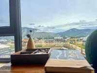 HalfSea | 270 degree Mountain View · Bonfire Evening Resort Homestay (Kanas Scenic Area Branch) - bar