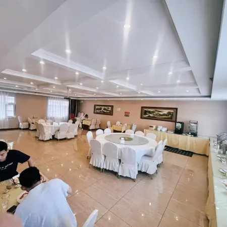 Home Inn Huayi Hotel (Daqing West Railway Station Kunlun Tangren Center)
