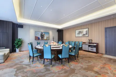 Jinjiang Metropolis Hotel (Nanjing Hongshan Zoo National Exhibition Center) Отели рядом с достопримечательностью «Erqiao Park»