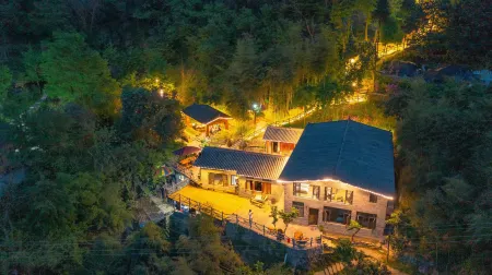 Wudangshan Taiziju Inn Отели рядом с достопримечательностью «Wudang Scenic Spot»