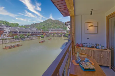 Phoenix Ancient City Mountain Ye River View Homestay Отели рядом с достопримечательностью «Fenghuang Yang's Ancestral Hall»