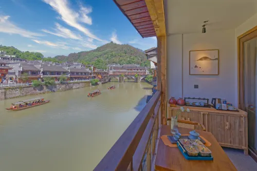 Phoenix Ancient City Mountain Ye River View Homestay