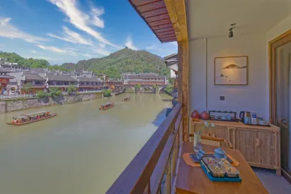 Phoenix Ancient City Mountain Ye River View Homestay