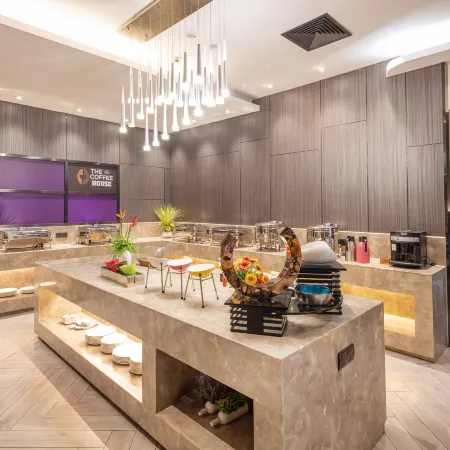 Huaju Hotel (Wenfeng World Store, Middle Jianghai Road, Qidong)
