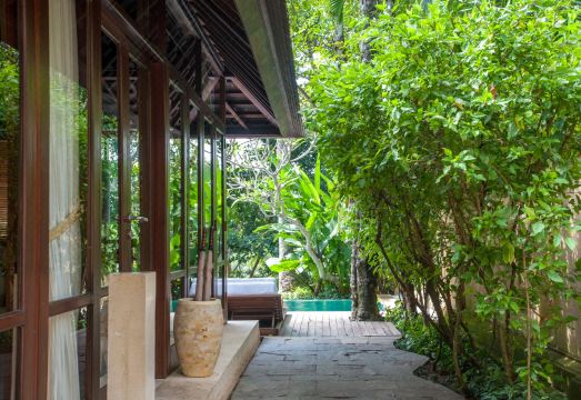 2. 코마네카 앳 탄..