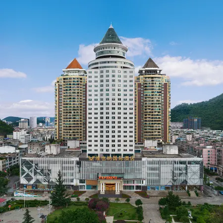 Vienna International Hotel (Xingyi Wanfenglin Airport Pingdong Square)