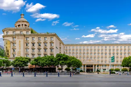 Buckingham Palace Hotel Отели рядом с достопримечательностью «Fuyang Technology Vocational School»