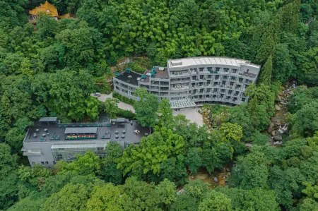 J·Mountain Hotel Отели рядом с достопримечательностью «The Guest-Greeting Pine»