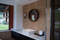 Villafound Shangri-La Womasto Resort - Sea View