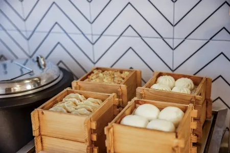 Borrman Hotel (Hezhou Lingfeng Plaza) Отели рядом со станцией Hezhou Railway Station