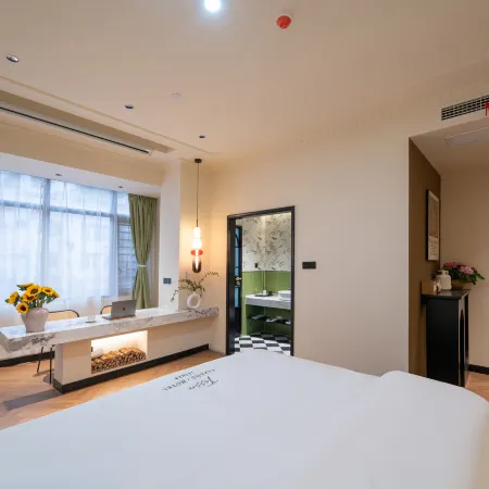 Tanjiu Hotel (Zhanggongqiao Food Street, Leshan Giant Buddha Scenic Area Branch)