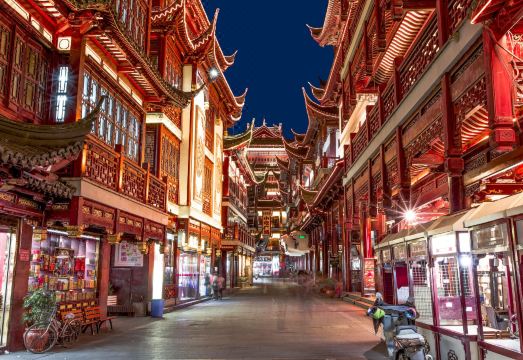 24K 인터내셔널 호텔의 깔끔하게 정돈된 더블 베드 객실