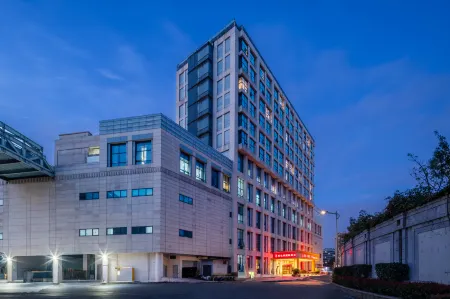 Vienna International Hotel (Shanghai Hongqiao National Exhibition and Convention Center Caohejing) Отели рядом с достопримечательностью «Nanfang Xiuxian Guangchang Taiwan Fengqing Street»