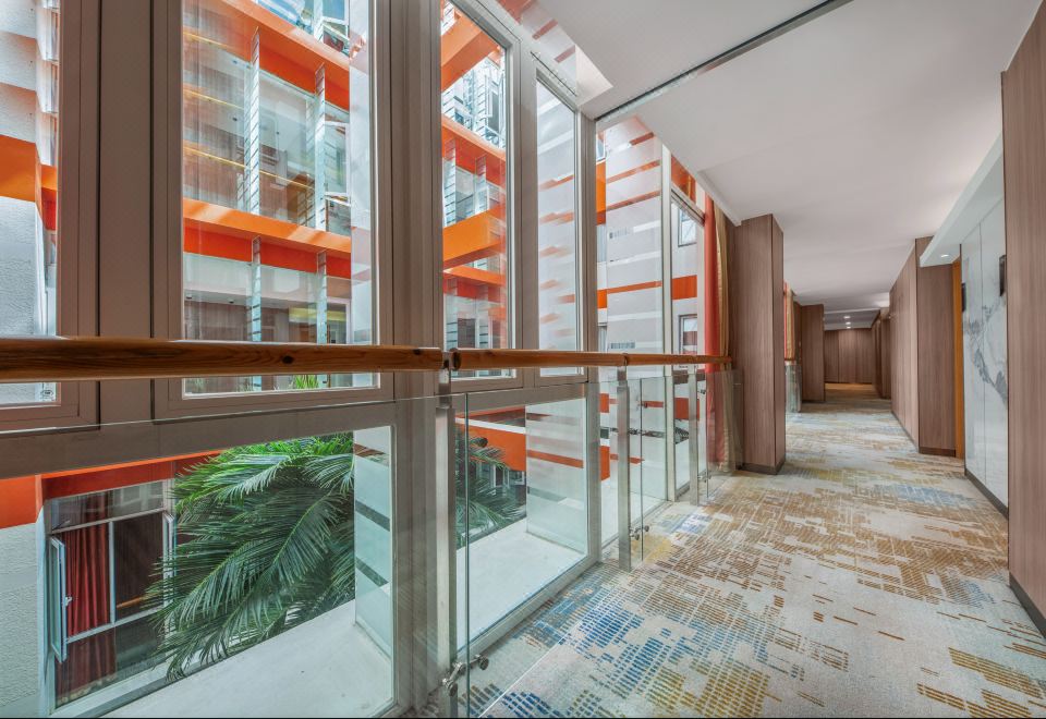 2. 홀리데이 인 익..