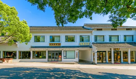 Xilei Baotuo Xingshe Hotel Отели рядом с достопримечательностью «Wugongshi Wharf»