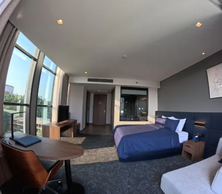 Grand La Vogue Hotel & Casino Отели рядом с достопримечательностью «Порт Сихануквилл»