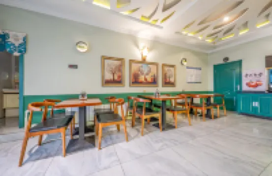 Super 8 Preferred Hotel (Baotou East Station Airport)