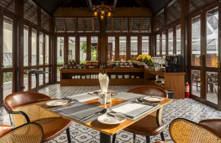 Choasis Hotel Отели рядом с достопримечательностью «Wat Wisunalat»